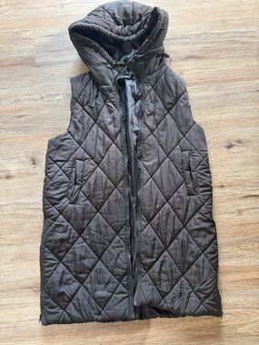 Quilted Hooded Puffer Vest in black